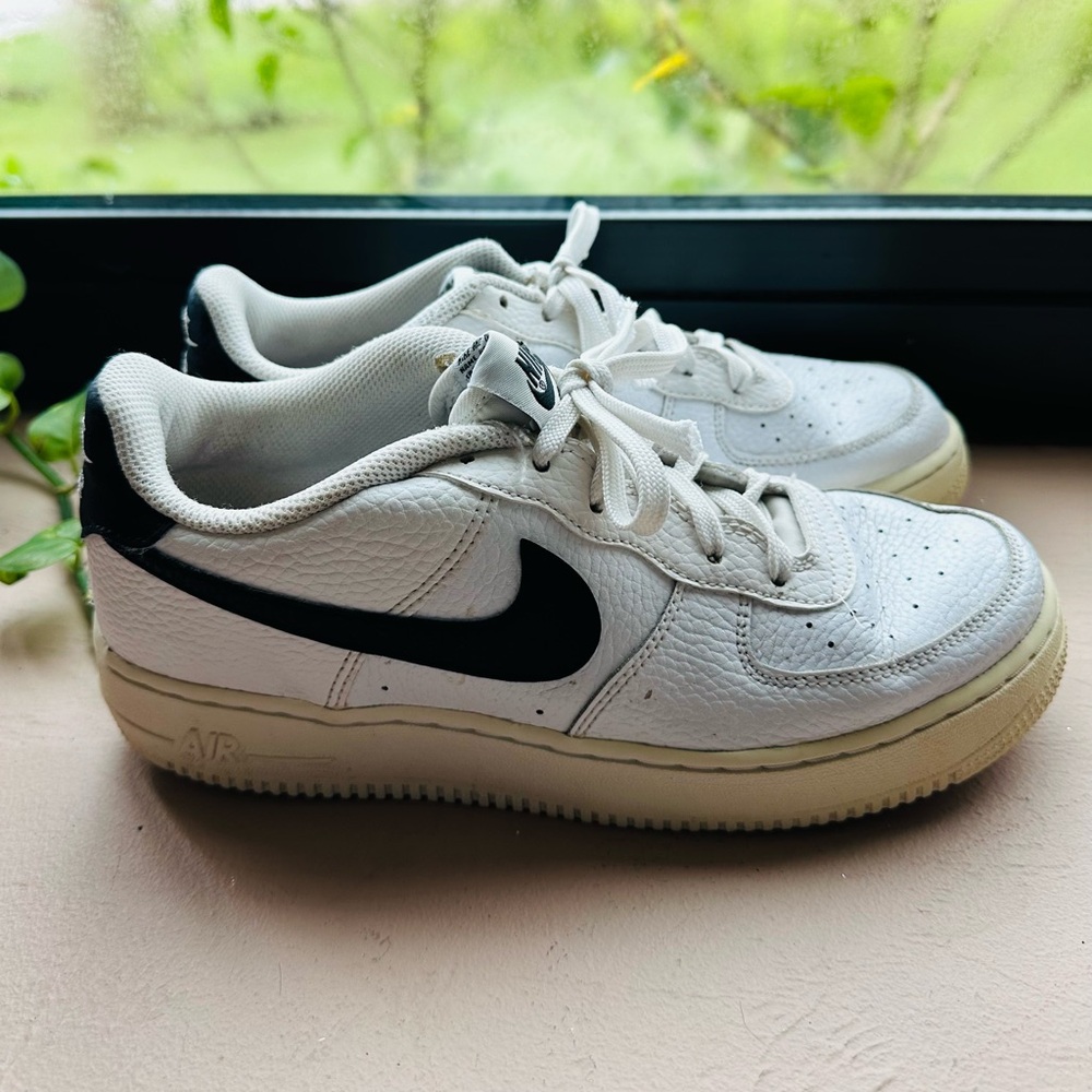 Nike Air Force 1 White Black Swoosh Unisex Low Size 7 Youth